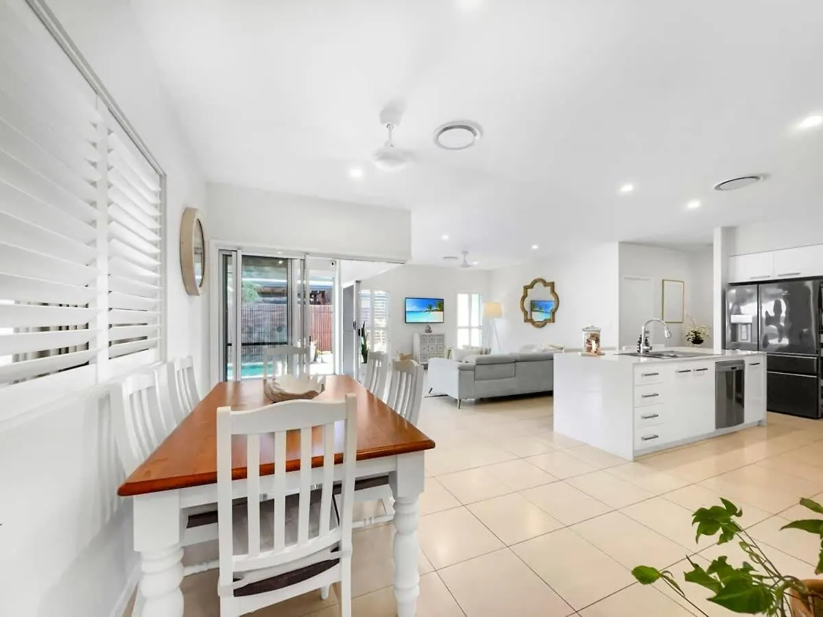 Beachside Bliss - Pool, Cinema & Alfresco Living Buddina Holiday home