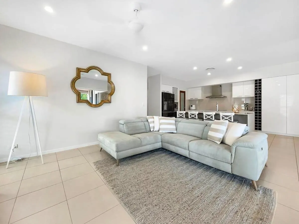 Beachside Bliss - Pool, Cinema & Alfresco Living Buddina