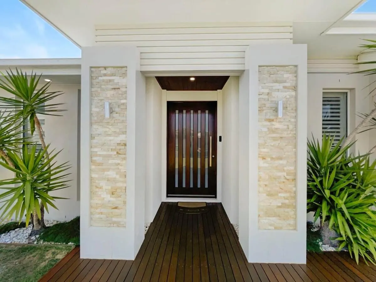 Beachside Bliss - Pool, Cinema & Alfresco Living Buddina Holiday home