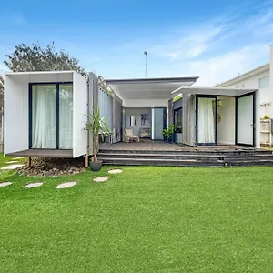Funky Beachfront House Opposite Kawana Surf Club Buddina