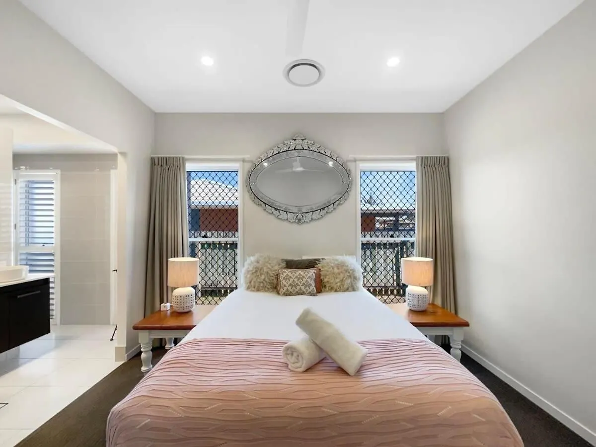 Beachside Bliss - Pool, Cinema & Alfresco Living Buddina